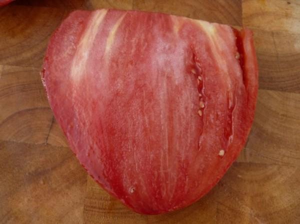 Плод томата Бычье сердце в разрезе